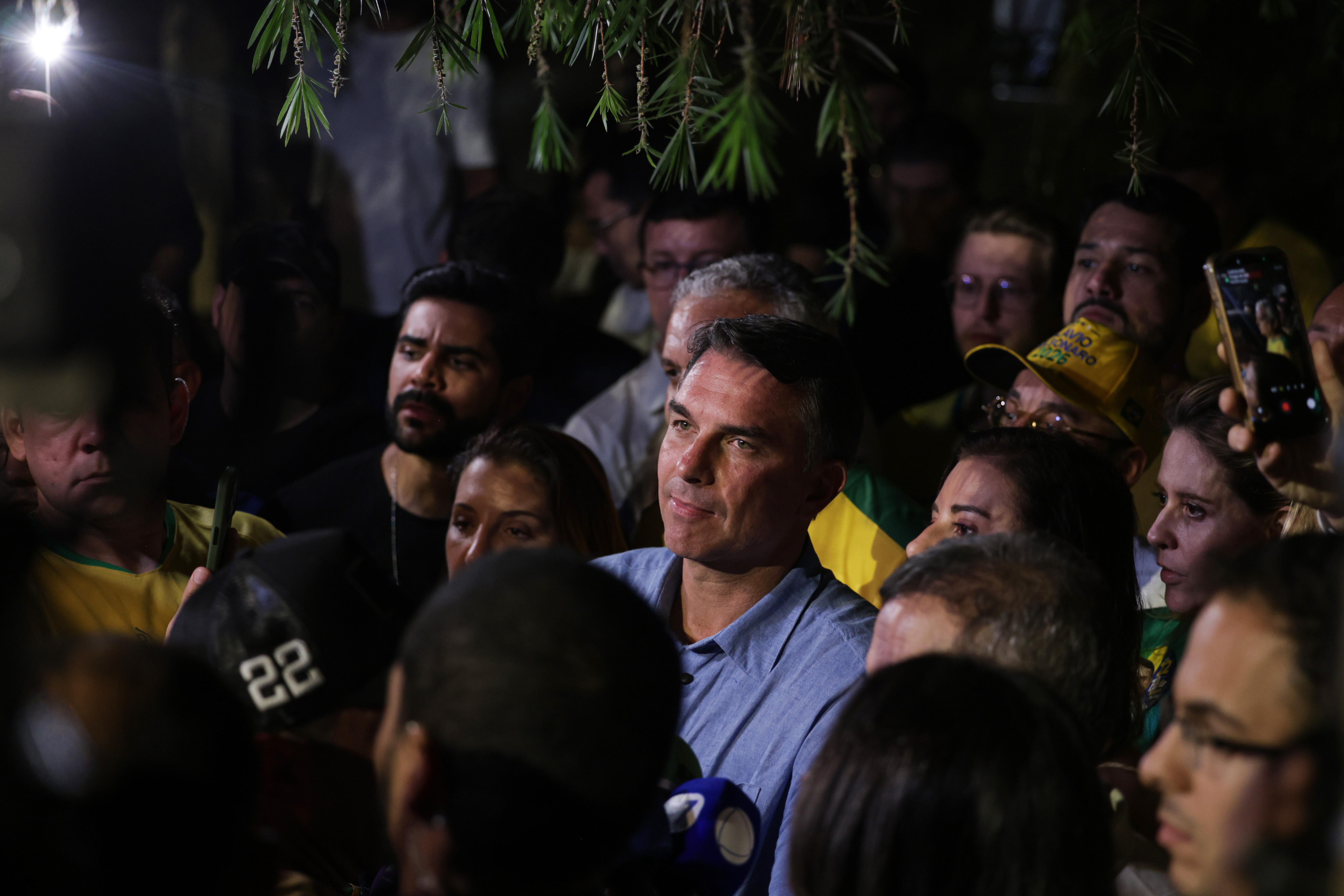 Flávio Bolsonaro fala com jornalistas em Brasília