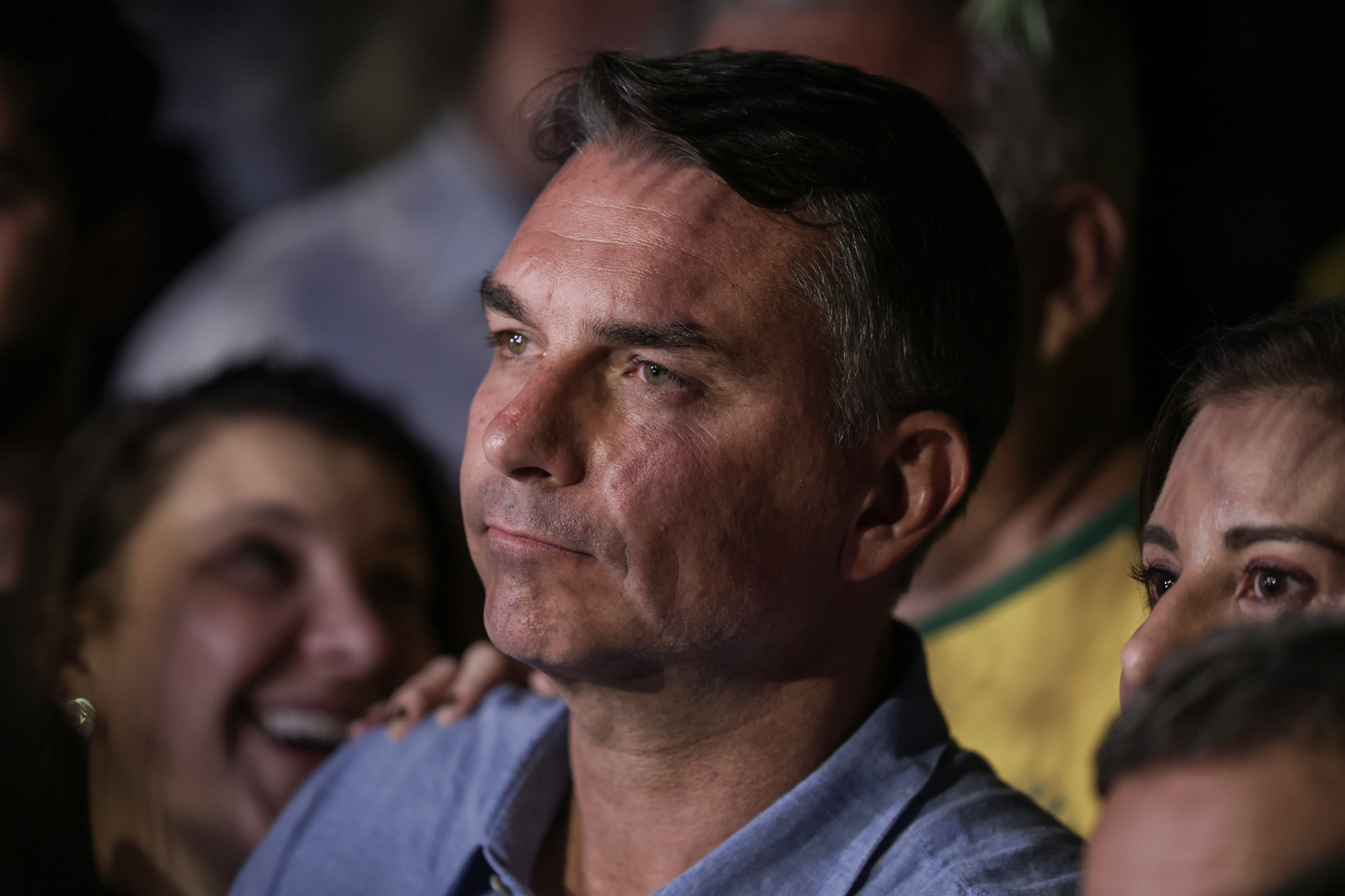 Flávio Bolsonaro fala com jornalistas em Brasília