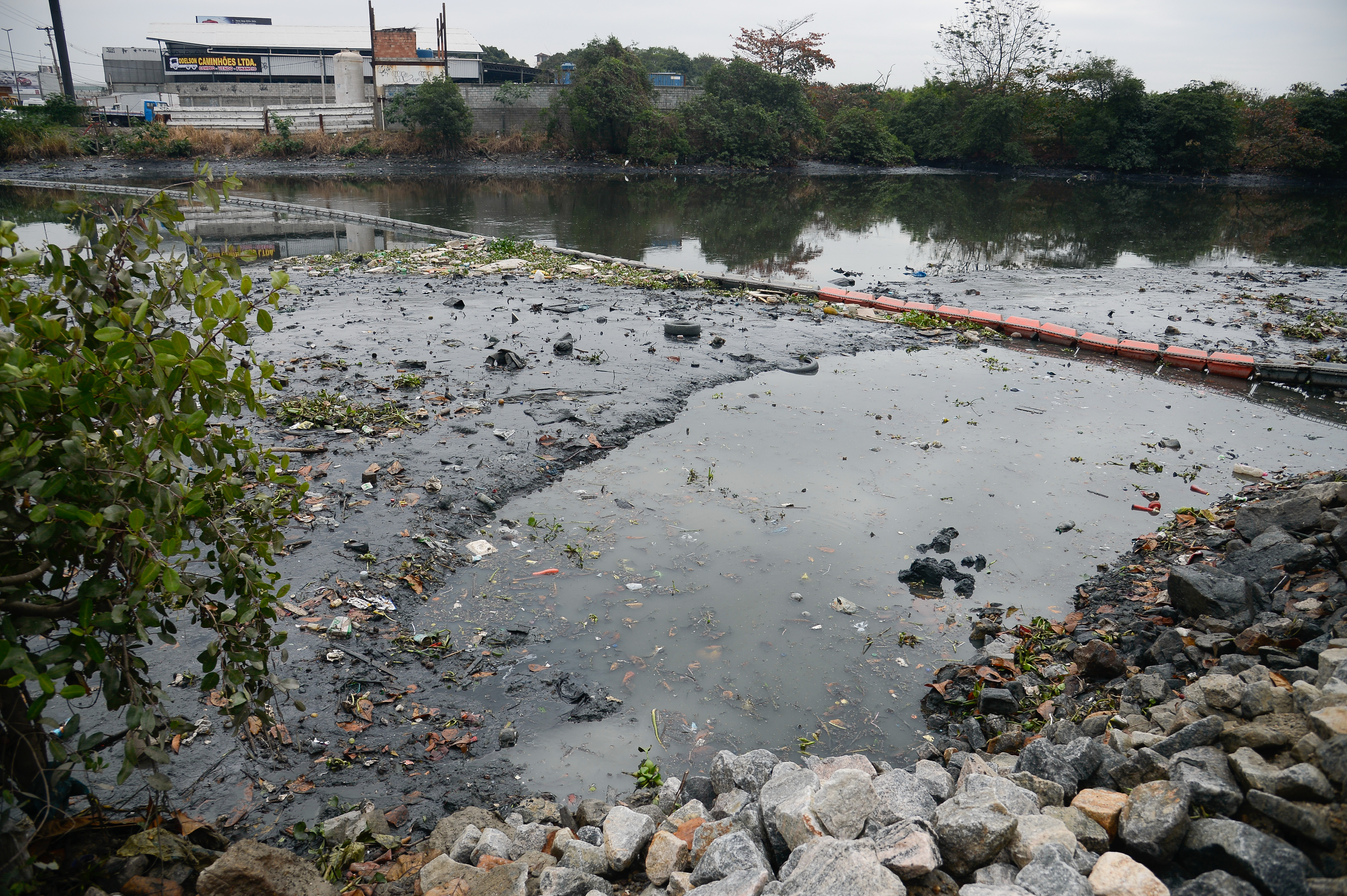 Ecobarreira com lixo acumulado no Rio Meriti, em Duque de Caxias