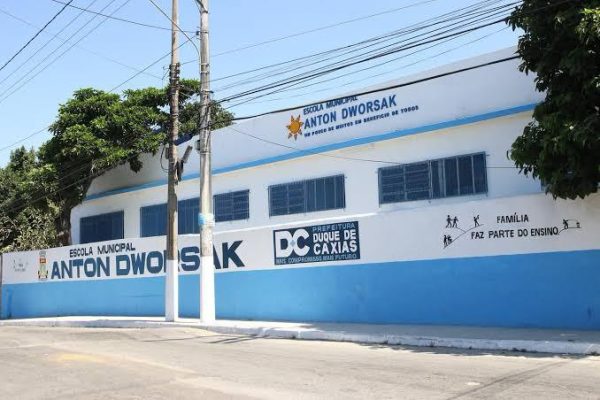 Fachada de escola municipal em Duque de Caxias, na Baixada Fluminense