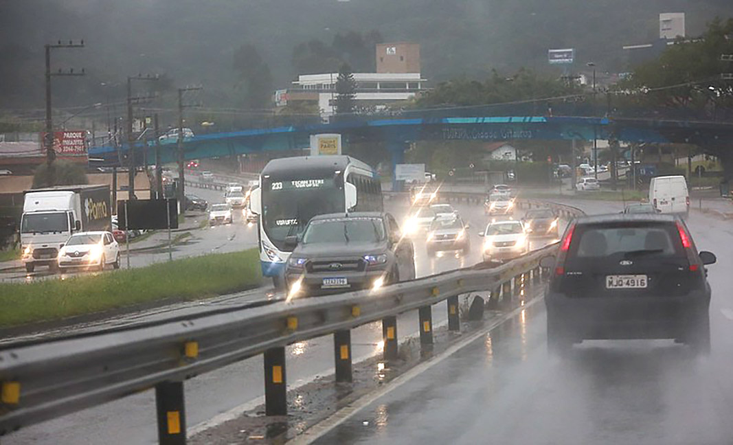 Estrada interditada após fortes chuvas, em foto de arquivo