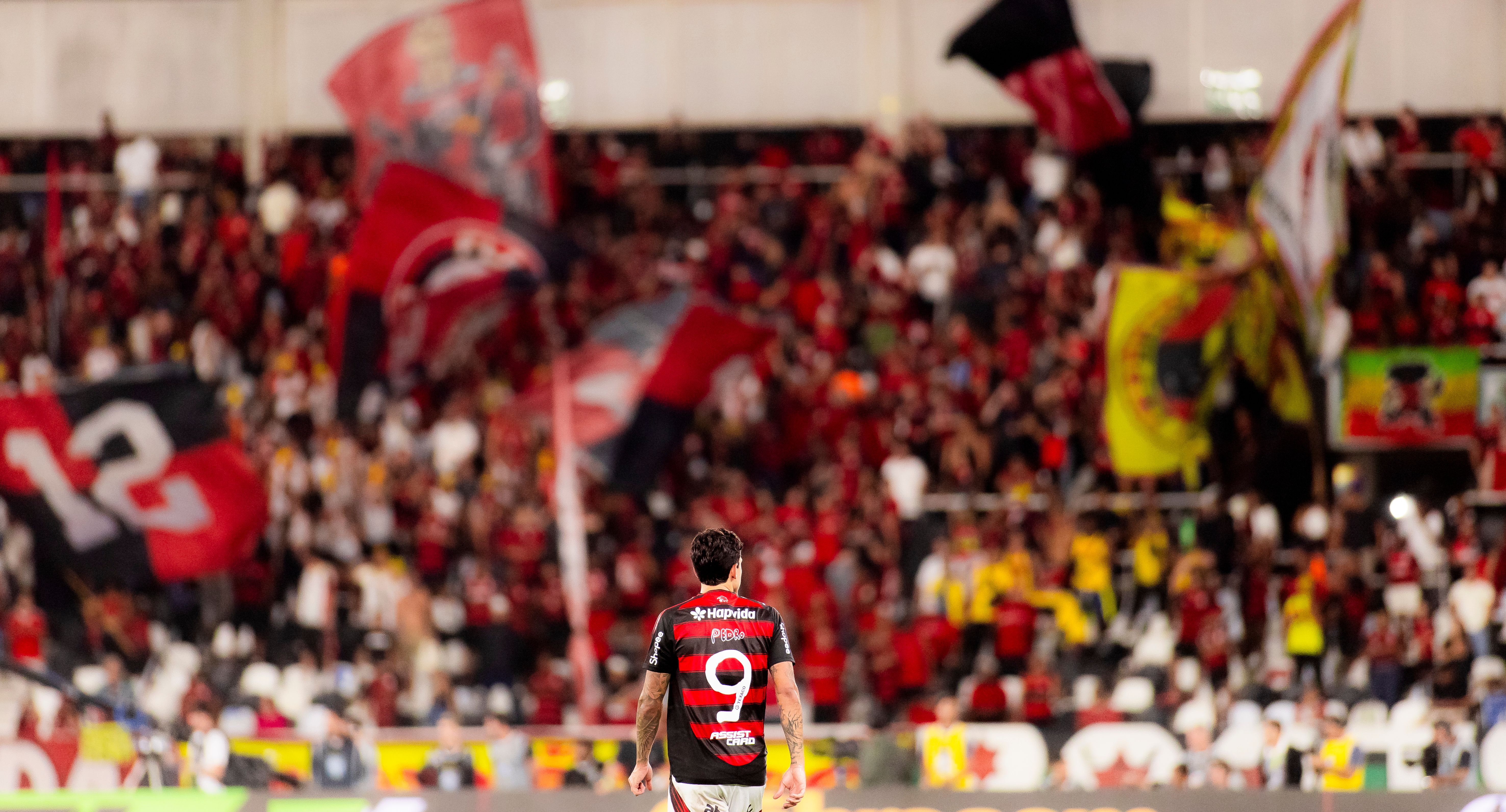 Atacante Pedro com a camisa do Flamengo no Maracanã