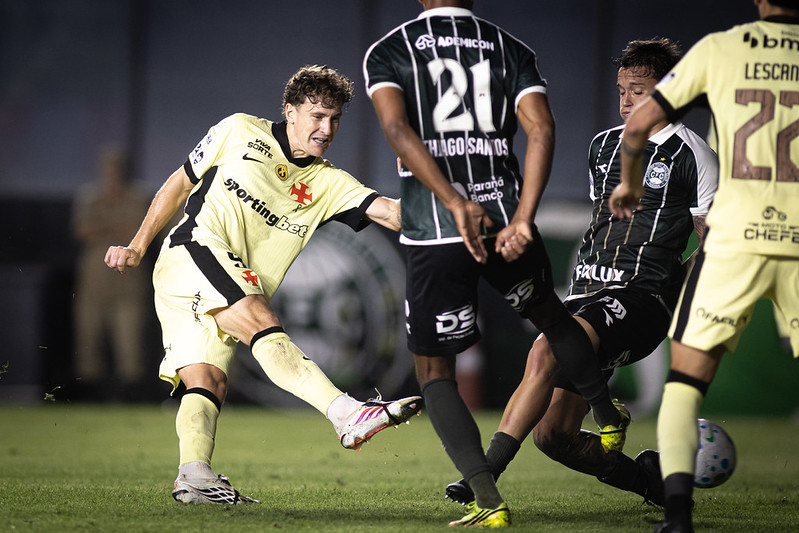 Atacante Colidio com a camisa do Vasco