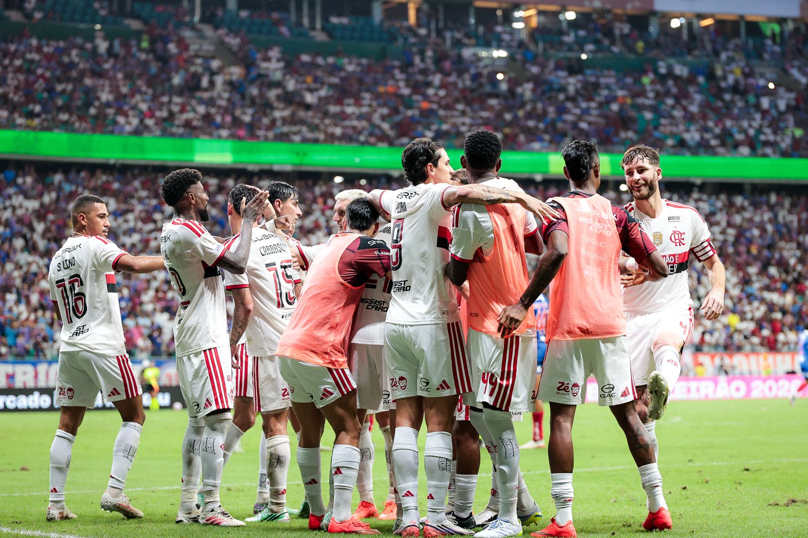 Jogadores do Flamengo comemoram gol contra o Bahia na Arena Fonte Nova, em Salvador