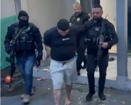 Policiais civis da Draco durante prisão de suspeito de integrar milícia na Zona Oeste do Rio