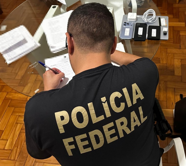 Agentes da Polícia Federal durante cumprimento de mandados da segunda fase da Operação Castratio no Rio
