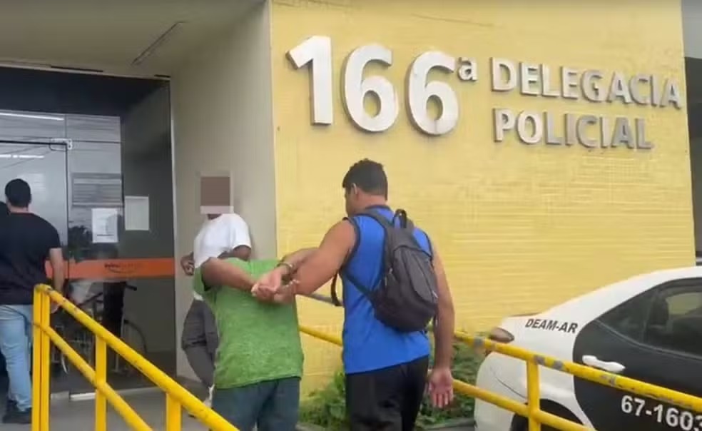 Homem preso por agentes da 166ª DP em Paraty durante a Operação Sicário