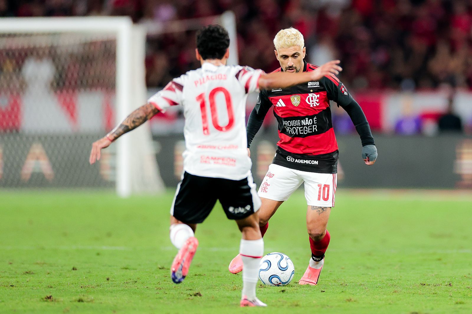 Jogadores do Flamengo no Maracanã durante a semifinal da Libertadores contra o Estudiantes