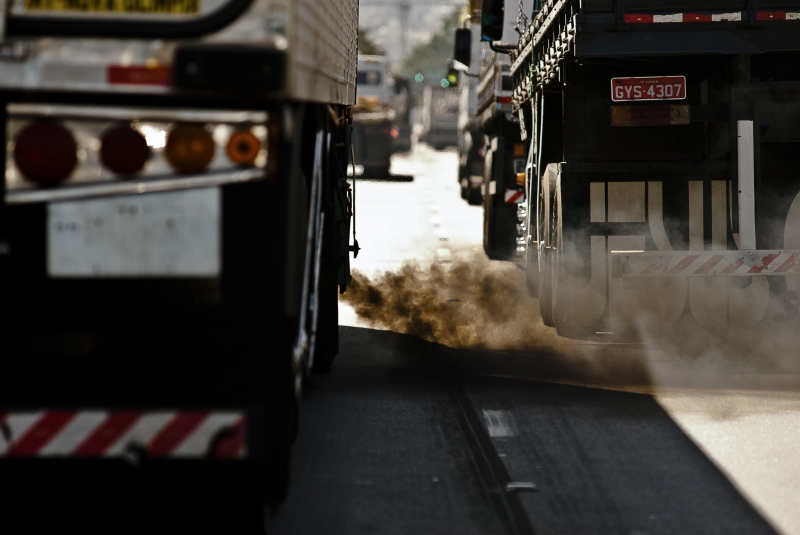 Caminhões em rodovia, imagem ilustrativa sobre emissões de gases de efeito estufa