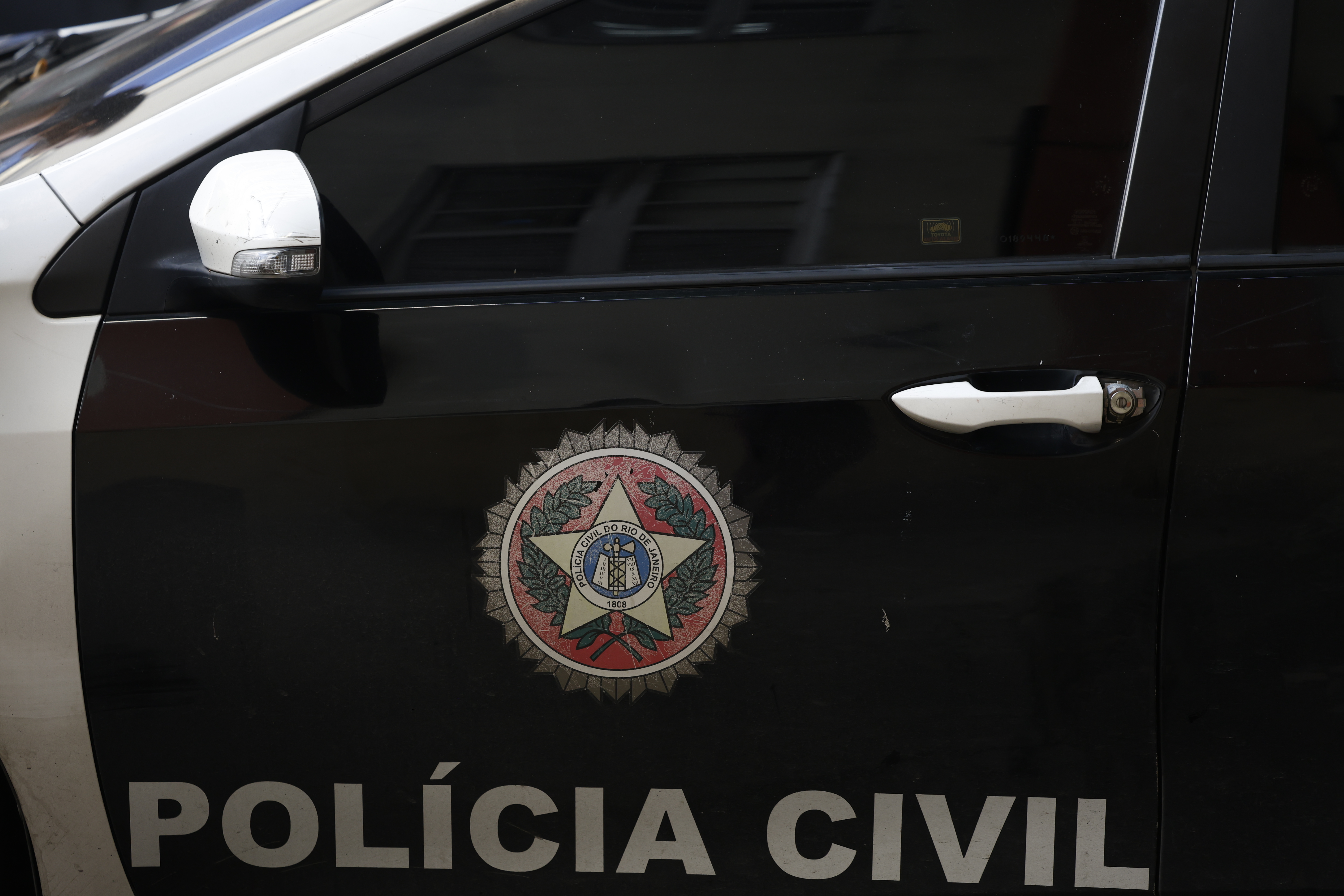 Viatura da Polícia Civil do Rio de Janeiro estacionada em via pública