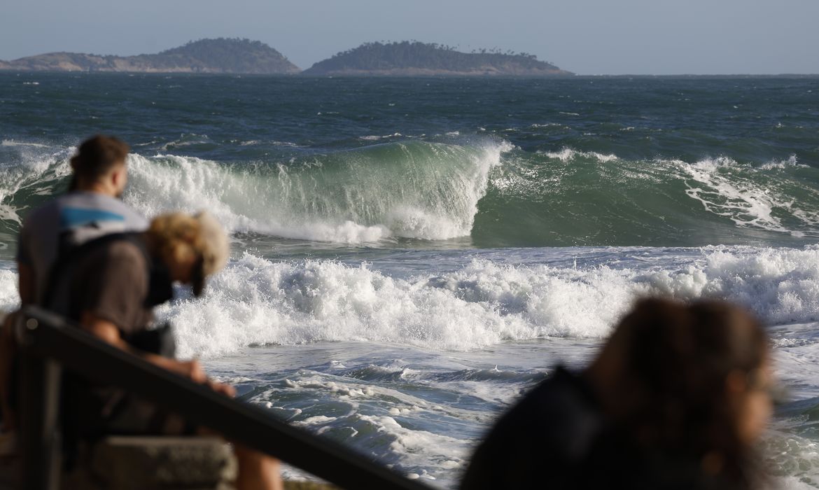 Céu nublado e mar agitado na praia do Leme, Zona Sul do Rio de Janeiro
