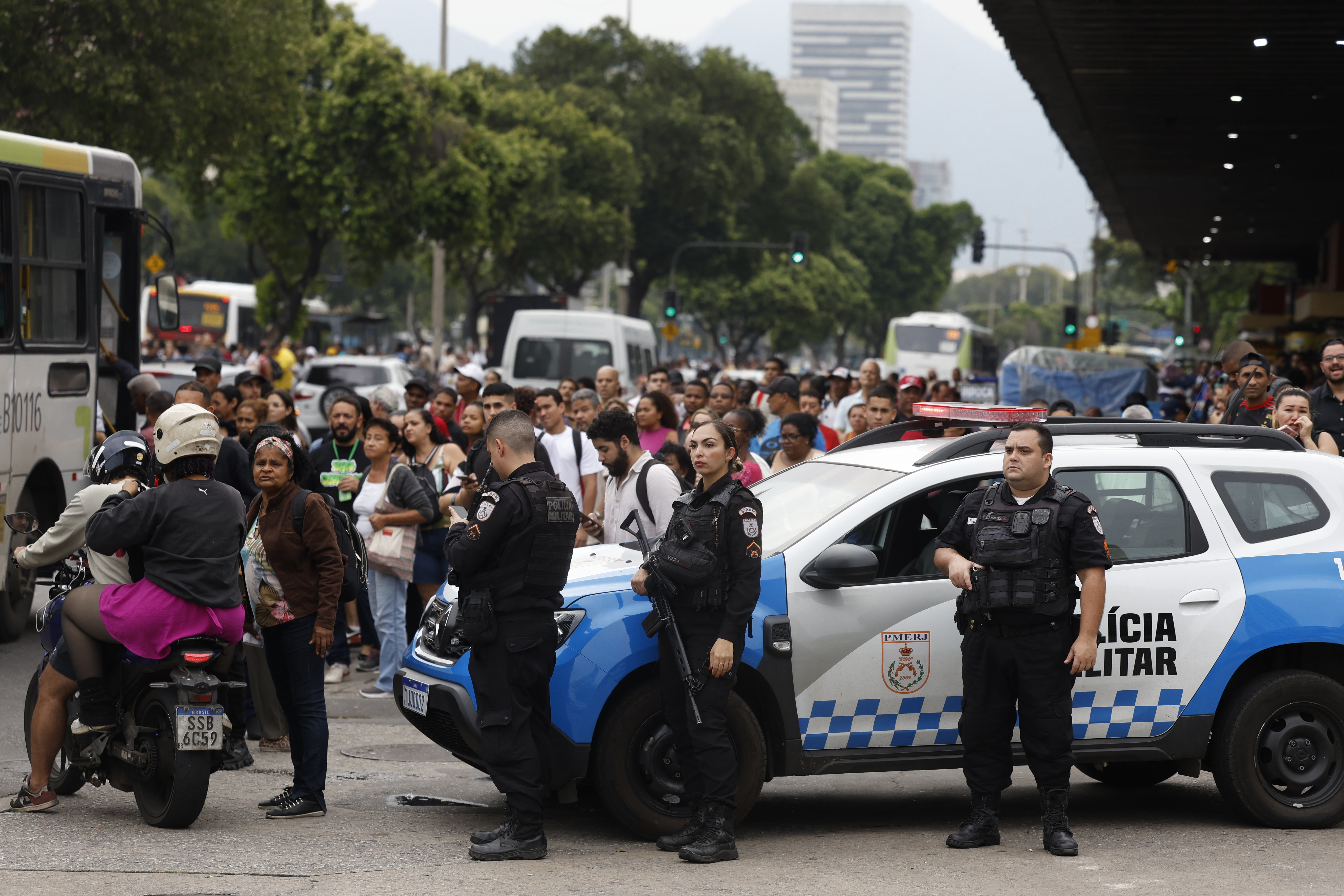 Policiais militares fazem guarda perto de pontos de ônibus na região da Central do Brasil durante operação contra o Comando Vermelho, em outubro de 2025