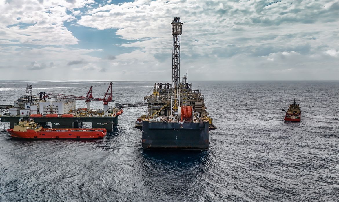 Plataforma de petróleo P-67 em alto-mar na Bacia de Santos