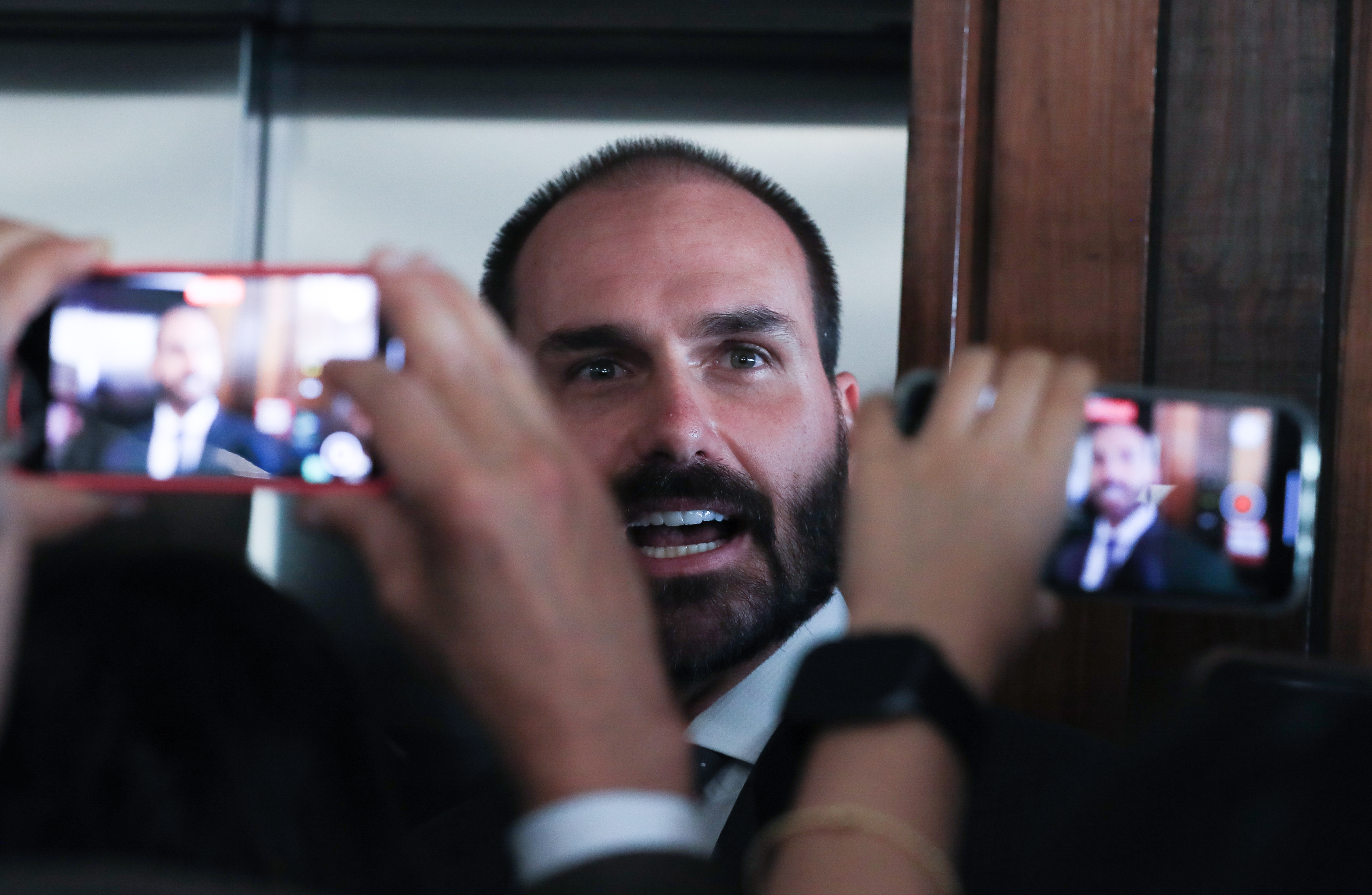 Eduardo Bolsonaro durante entrevista à imprensa em Brasília