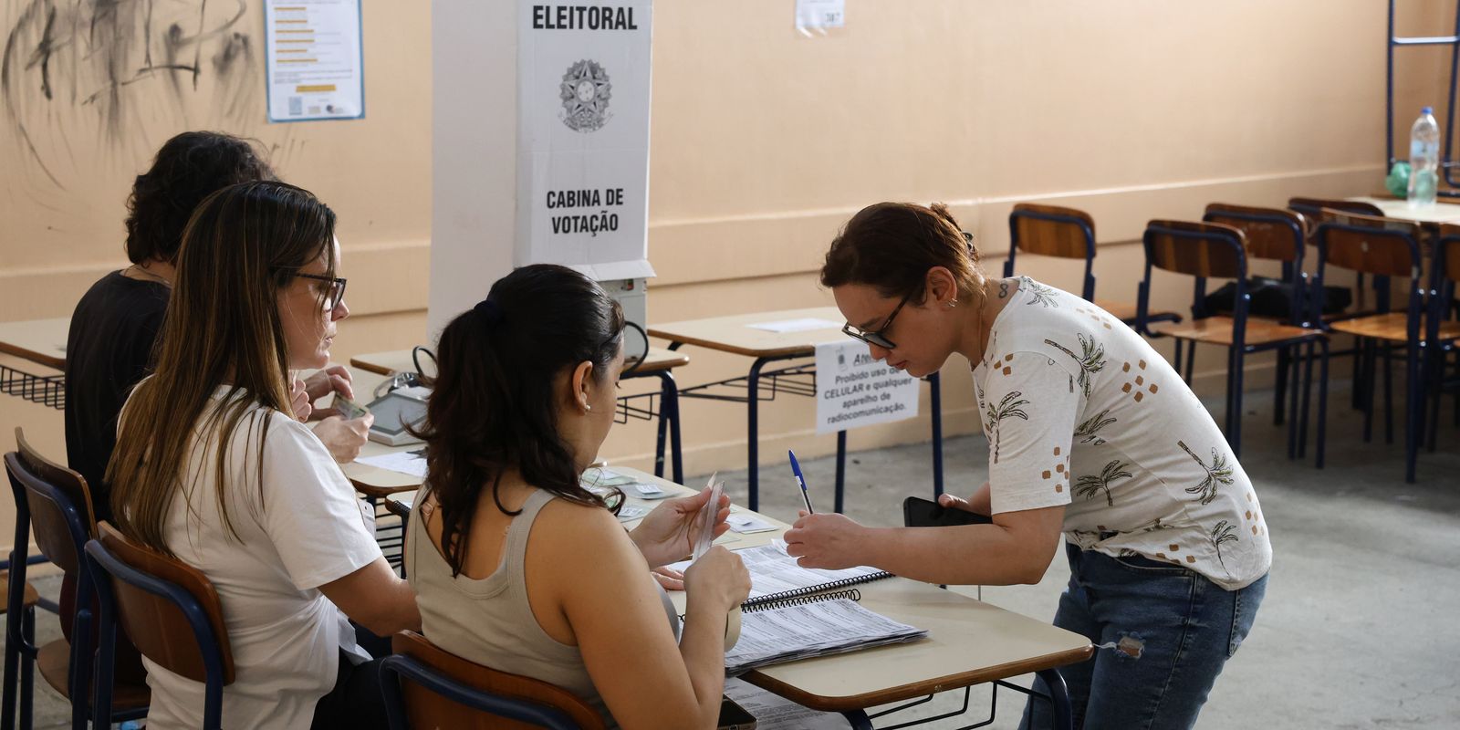 Eleitores votam em seção eleitoral no Colégio Estadual Amaro Cavalcante, no Largo do Machado, no Rio