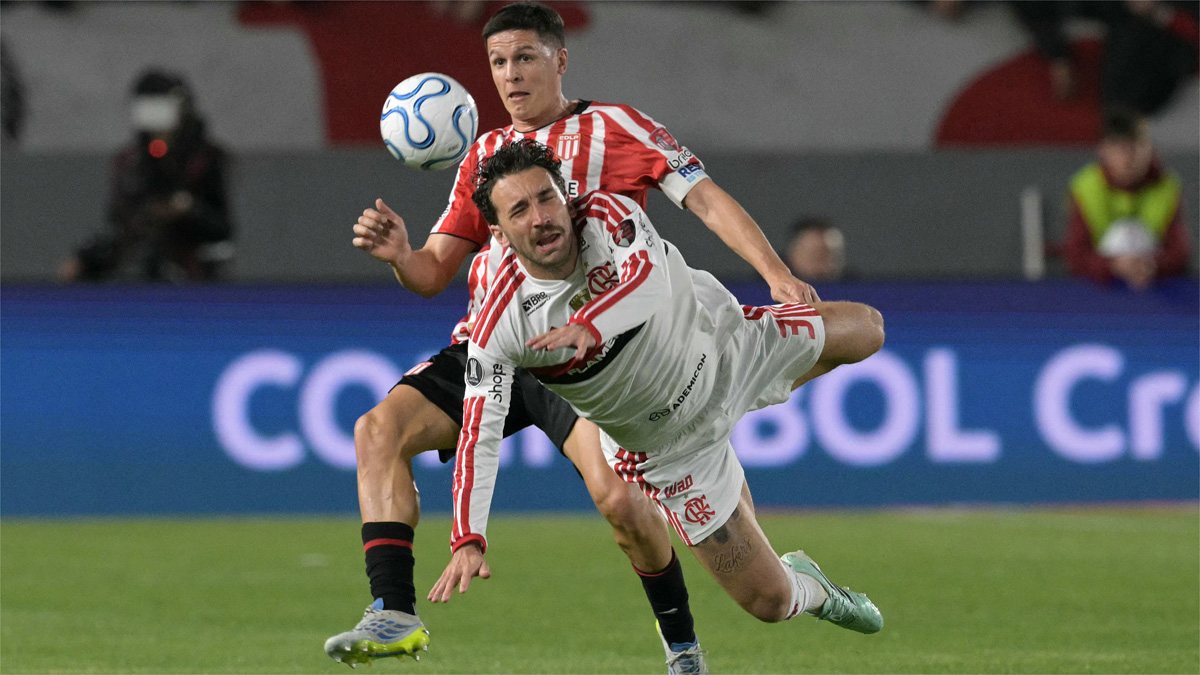Lance da partida entre Flamengo e Estudiantes no jogo de ida da semifinal da Libertadores, em La Plata