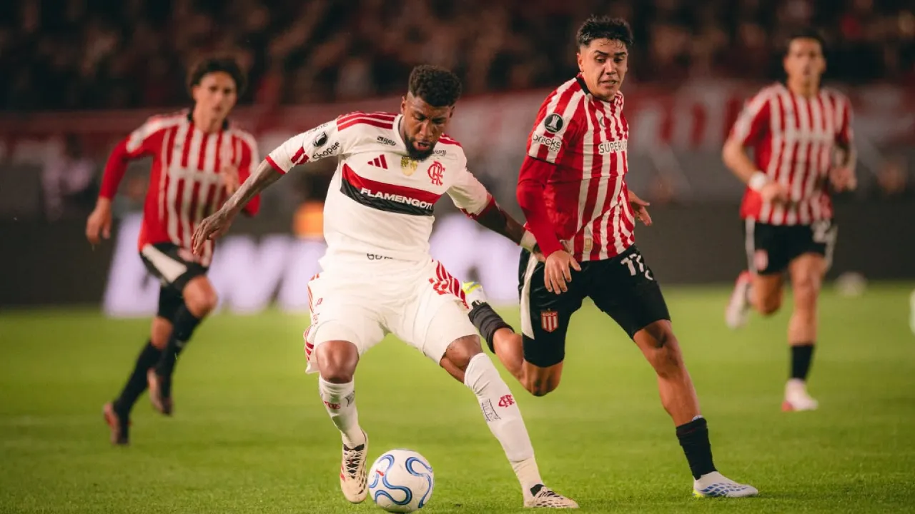 Jogadores de Estudiantes e Flamengo disputam a bola na semifinal da Libertadores, em La Plata