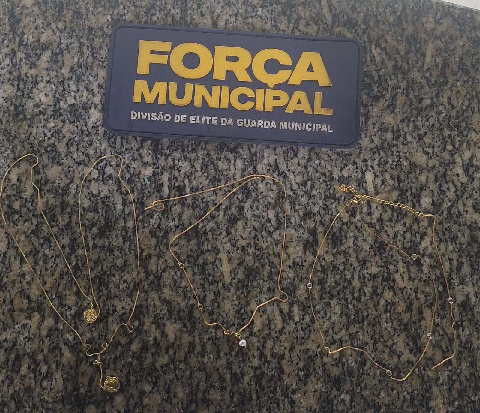 Cordões recuperados pela Força Municipal no Centro do Rio