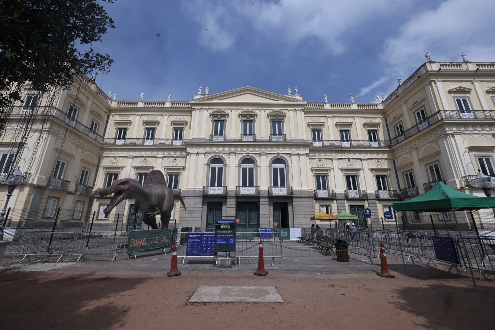 Ministro da Educação Leonardo Barchini em visita ao Museu Nacional da UFRJ, em São Cristóvão, no Rio de Janeiro
