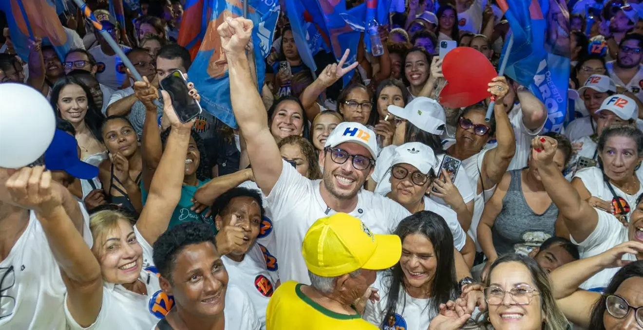 Haroldinho Jesus, eleito prefeito de Itaguaí, cercado de apoiadores durante ato de campanha