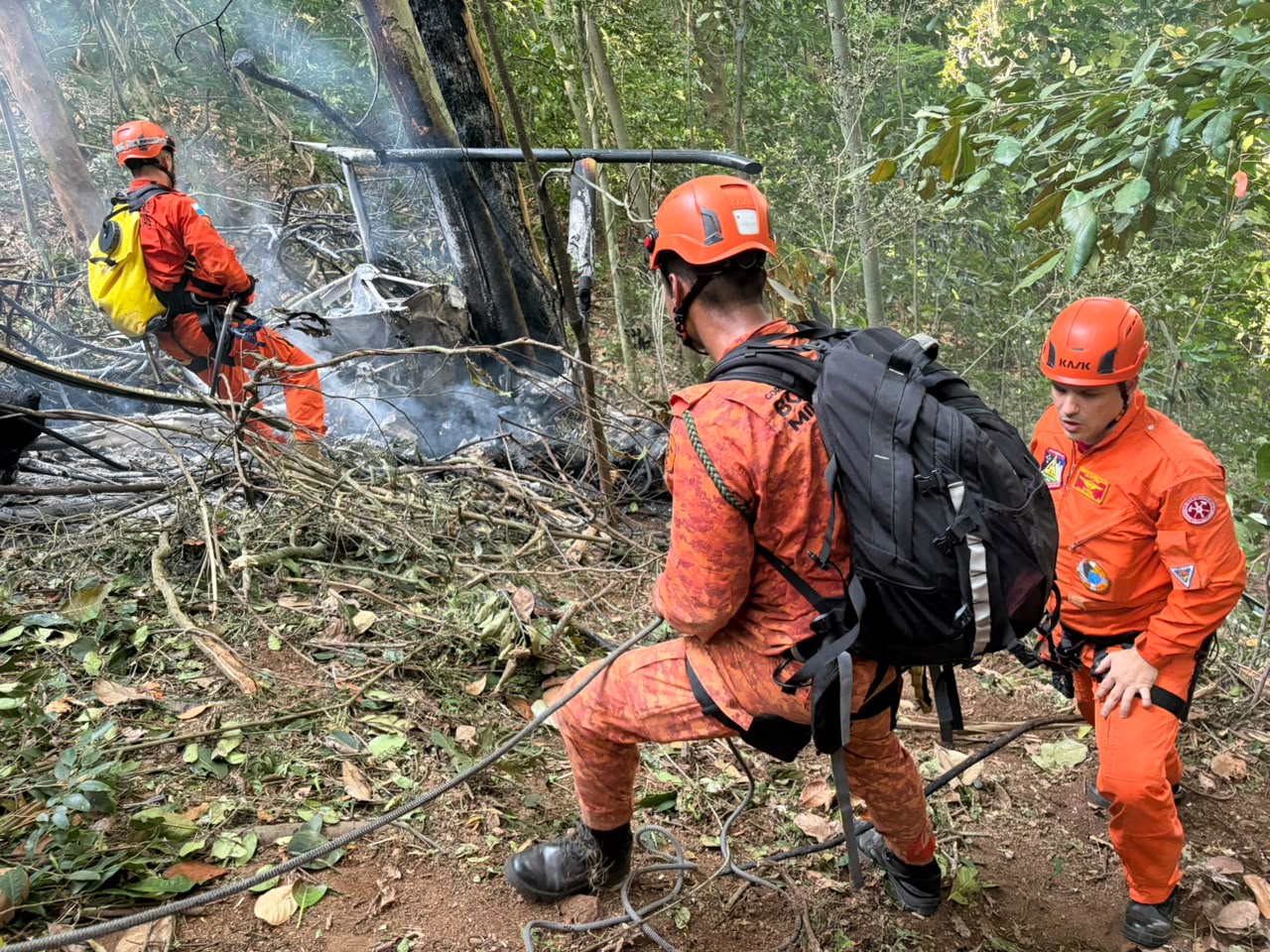 Bombeiros atuam na área da Vista Chinesa, na Floresta da Tijuca, após queda de helicóptero