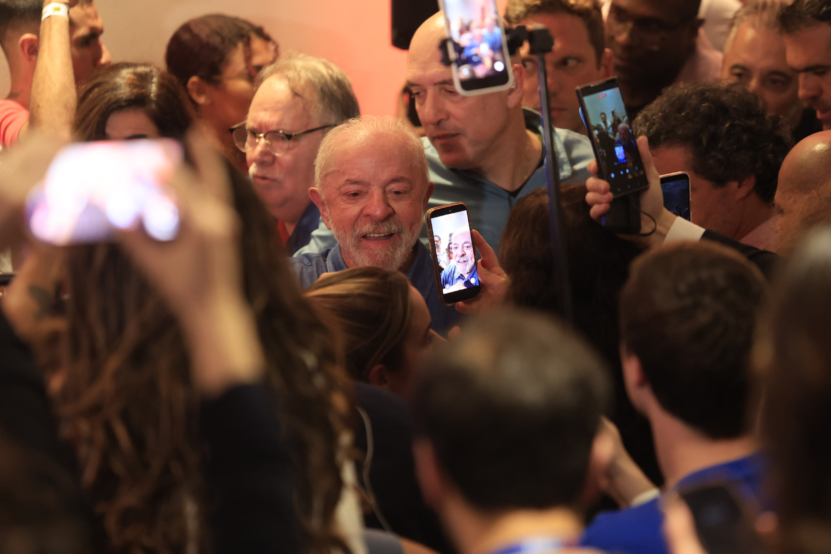 Presidente Lula discursa em hotel em São Paulo após ser reeleito no segundo turno