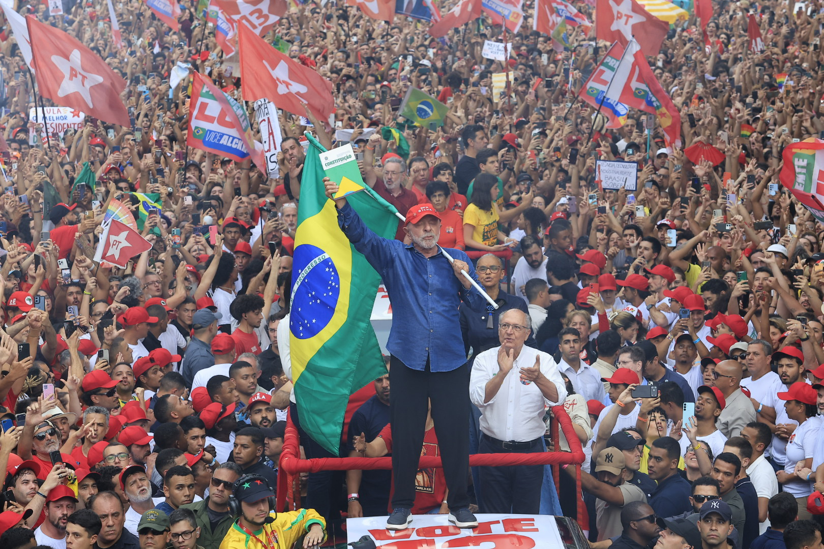 Presidente Lula em caminhada com apoiadores na Avenida Paulista, em São Paulo
