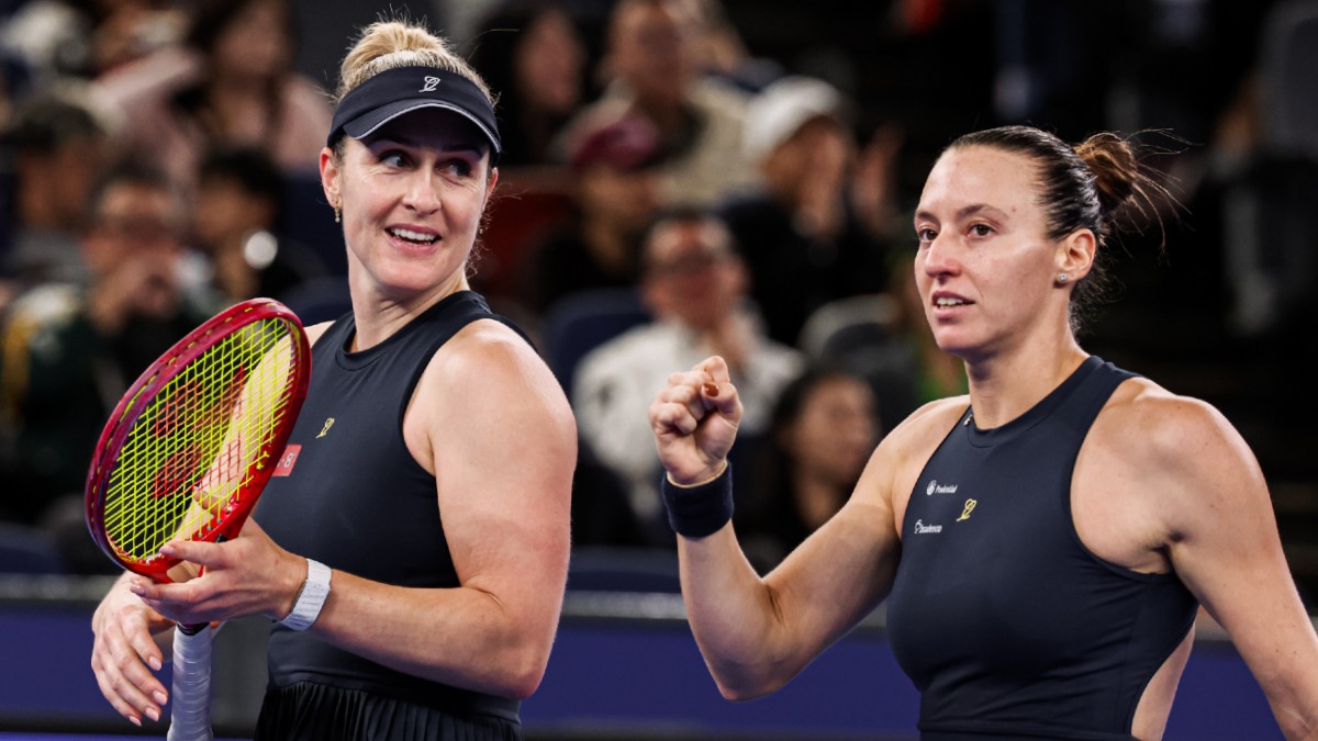 Luisa Stefani e Gabriela Dabrowski comemoram o título de duplas do WTA 1000 de Wuhan, na China