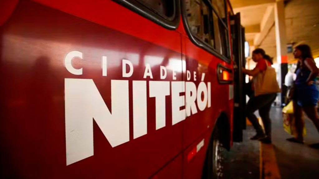 Ônibus municipal em circulação em Niterói