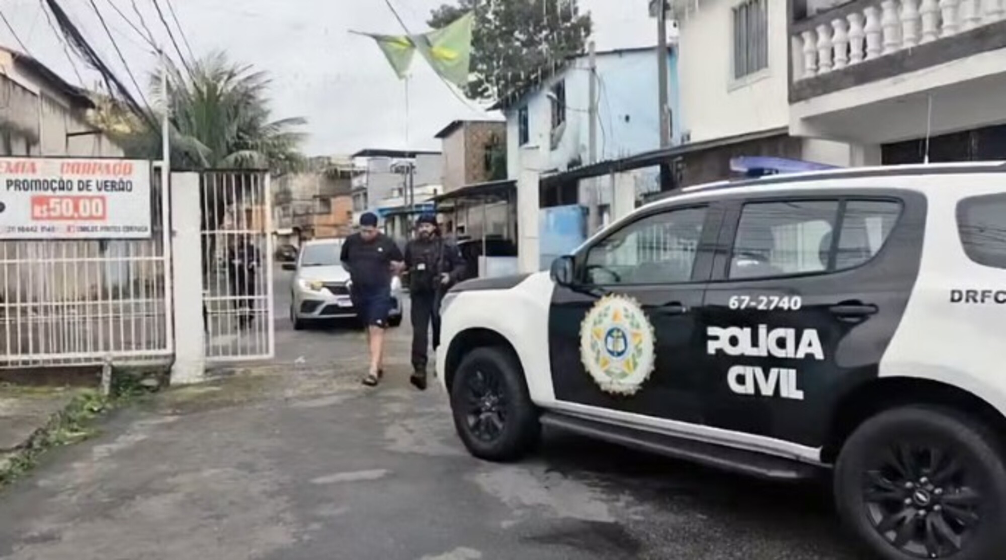 Policiais civis cumprem mandado durante a Operação Sentinela, no Rio de Janeiro