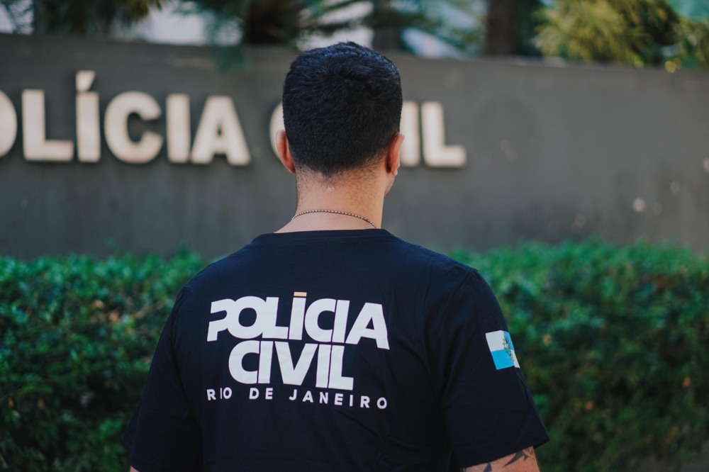 Viatura e agentes da Polícia Civil do Rio de Janeiro