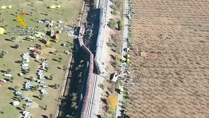 Equipes de resgate no local da colisão entre dois trens de alta velocidade perto de Urda, na província de Toledo, Espanha