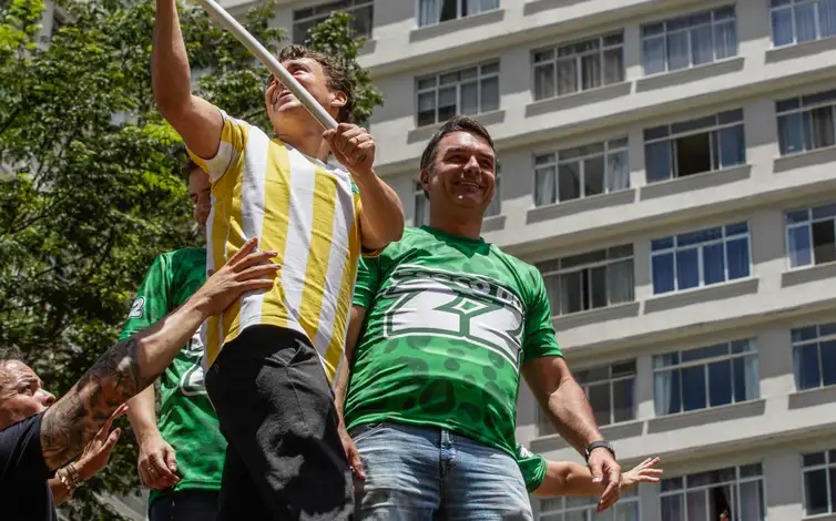 Flávio Bolsonaro com apoiadores na Avenida Paulista