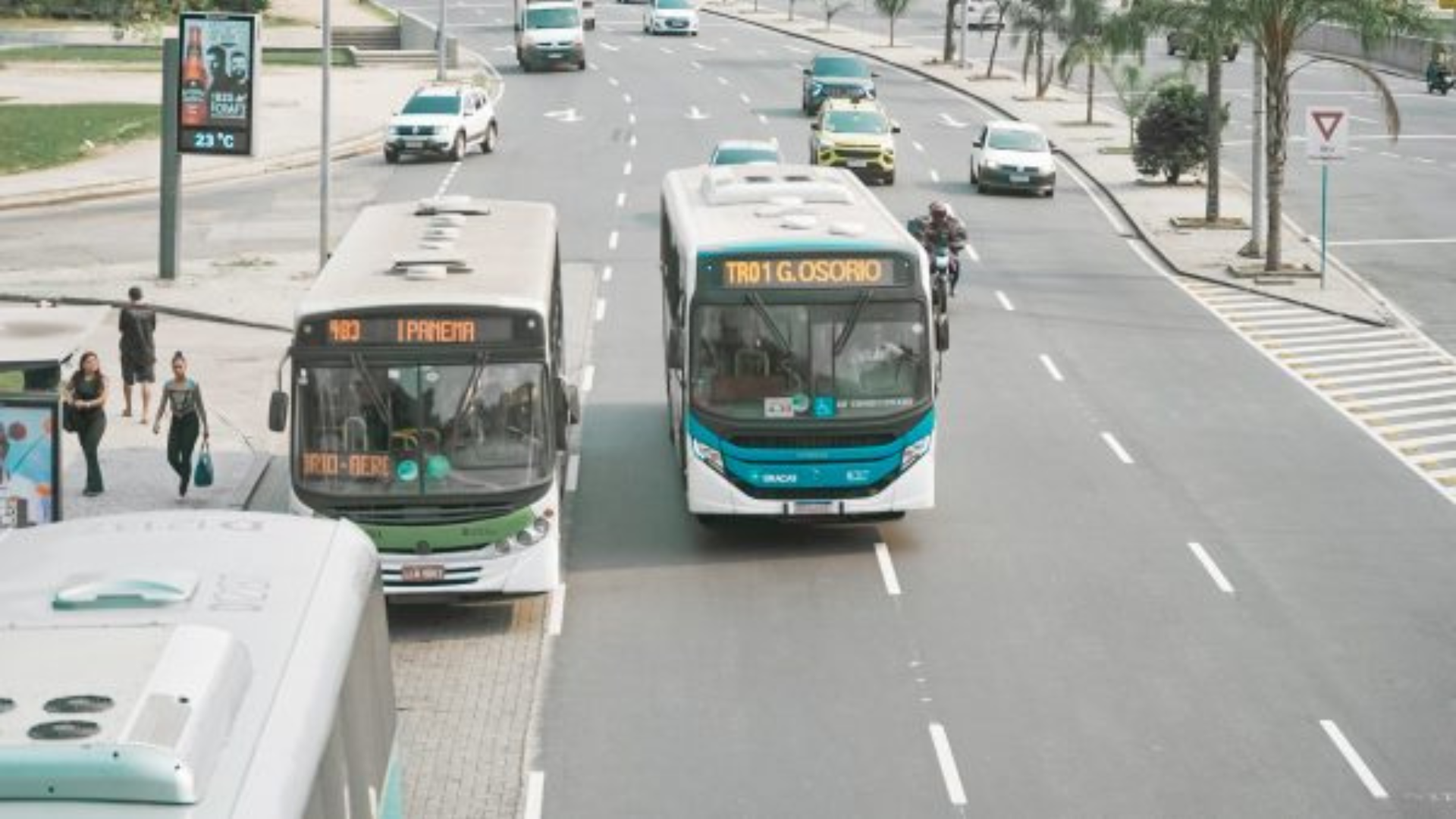 Ônibus usados como barricada em avenida de Irajá, na Zona Norte do Rio