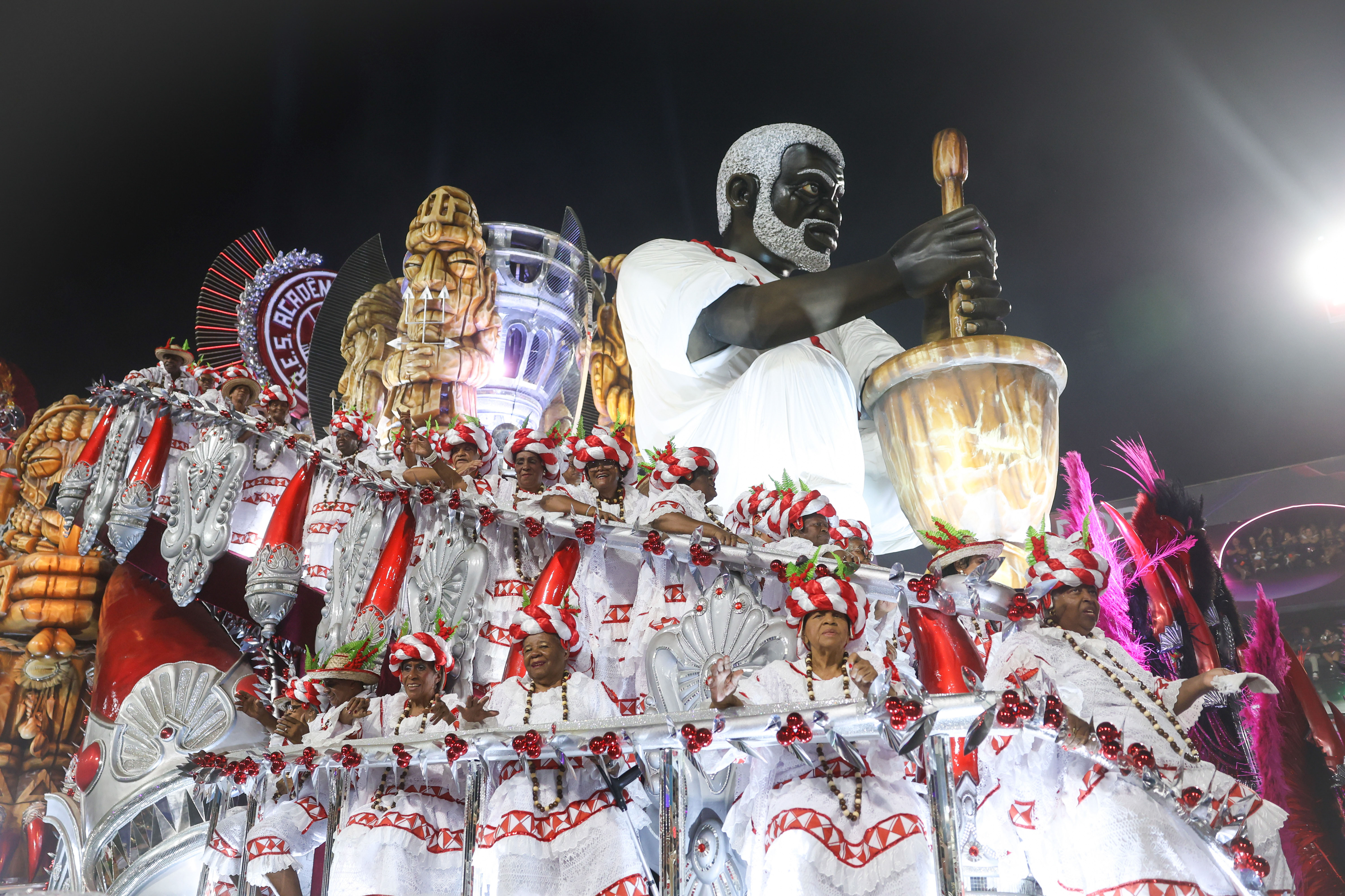 Integrantes do Salgueiro desfilam no Sambódromo da Marquês de Sapucaí
