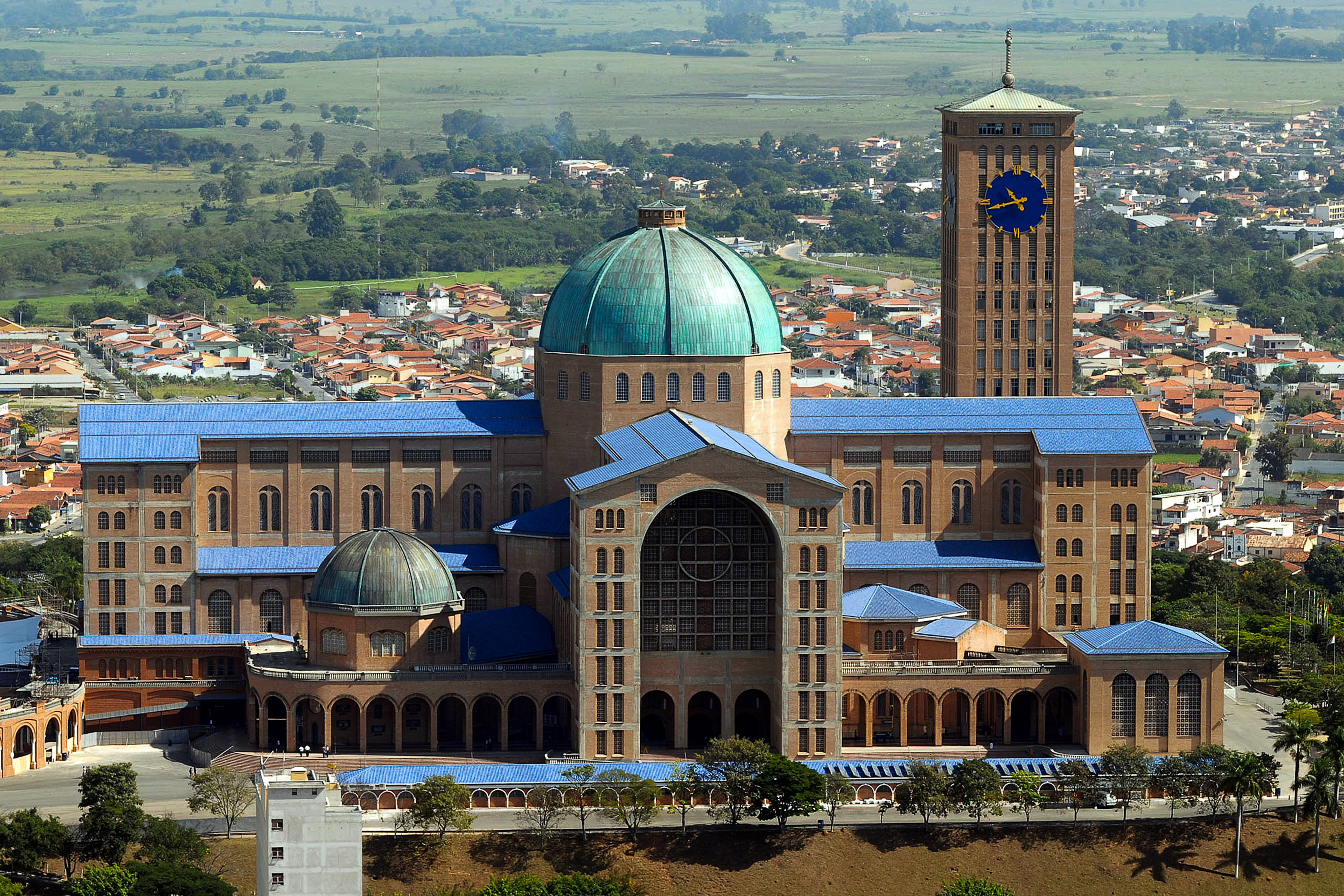 Fachada do Santuário Nacional de Aparecida, no interior de São Paulo