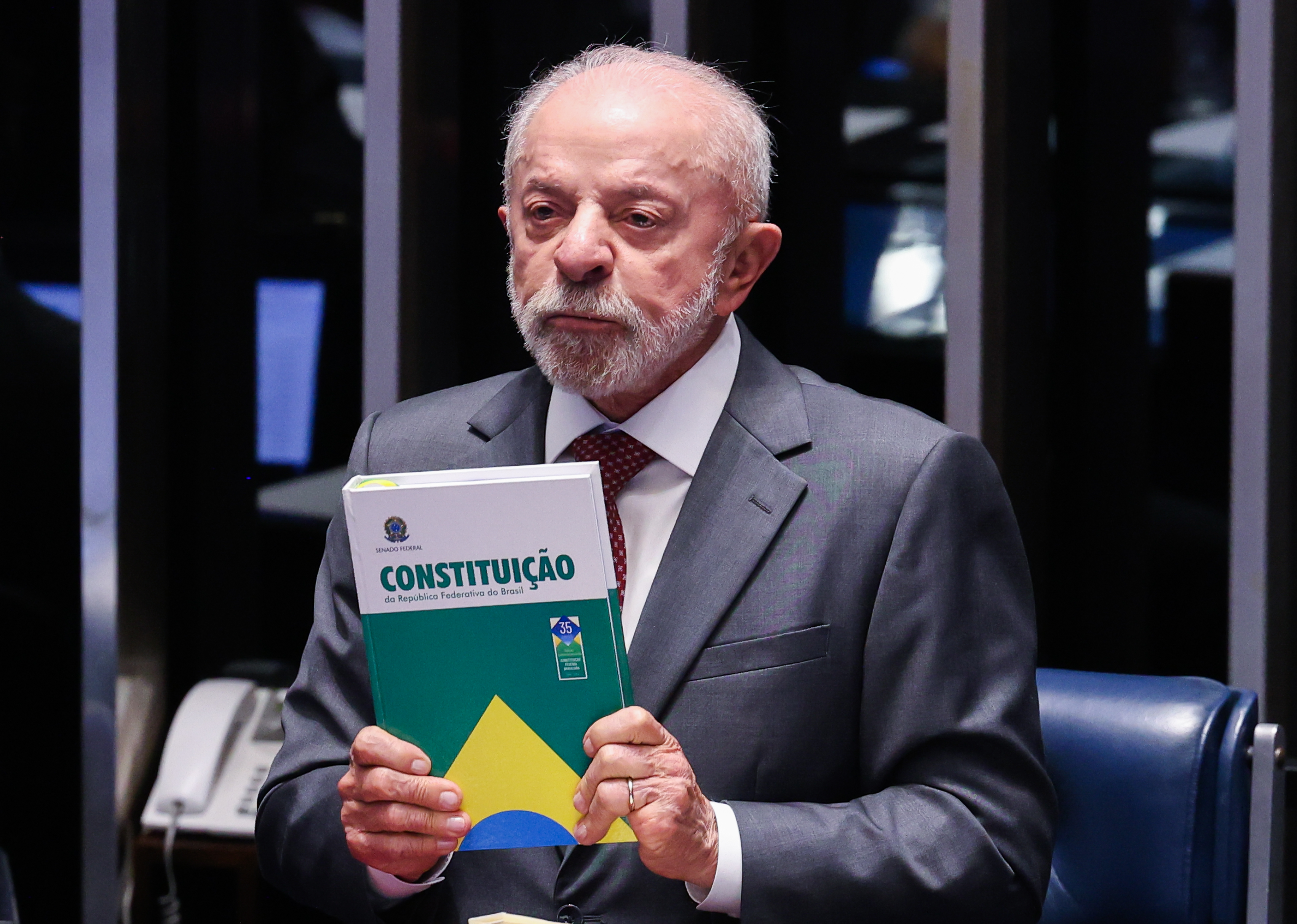 Lula durante a promulgação da emenda que acaba com a escala 6x1, em Brasília