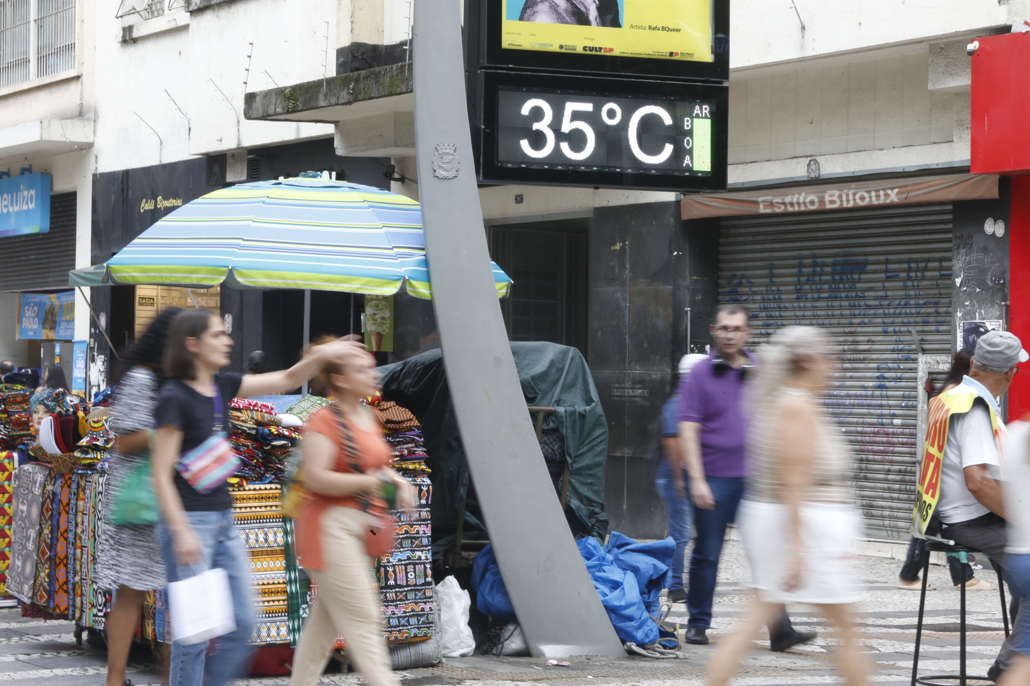 Termômetro de rua no centro de São Paulo marcando temperatura alta
