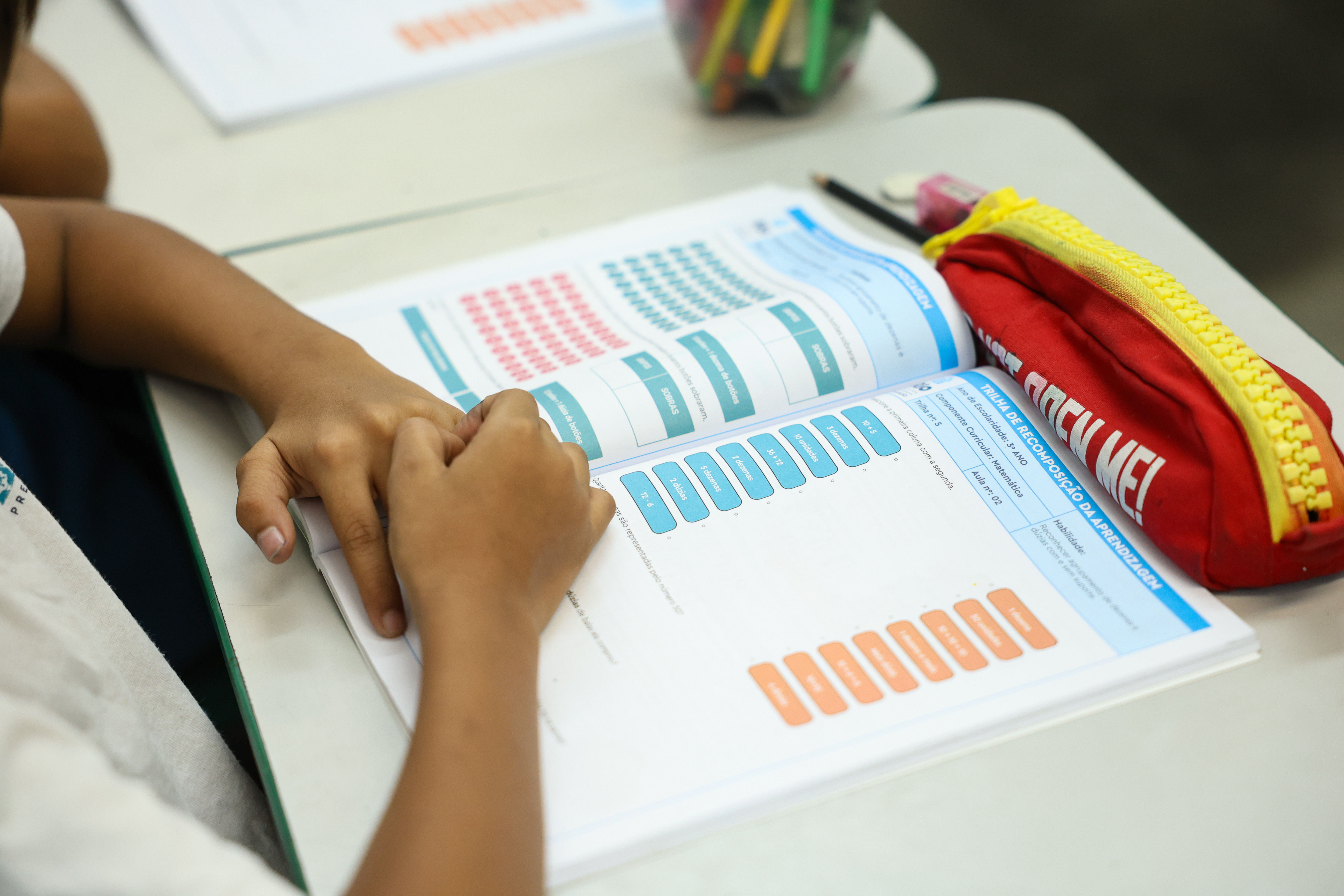 Alunos em sala de aula de escola pública estadual no Rio de Janeiro