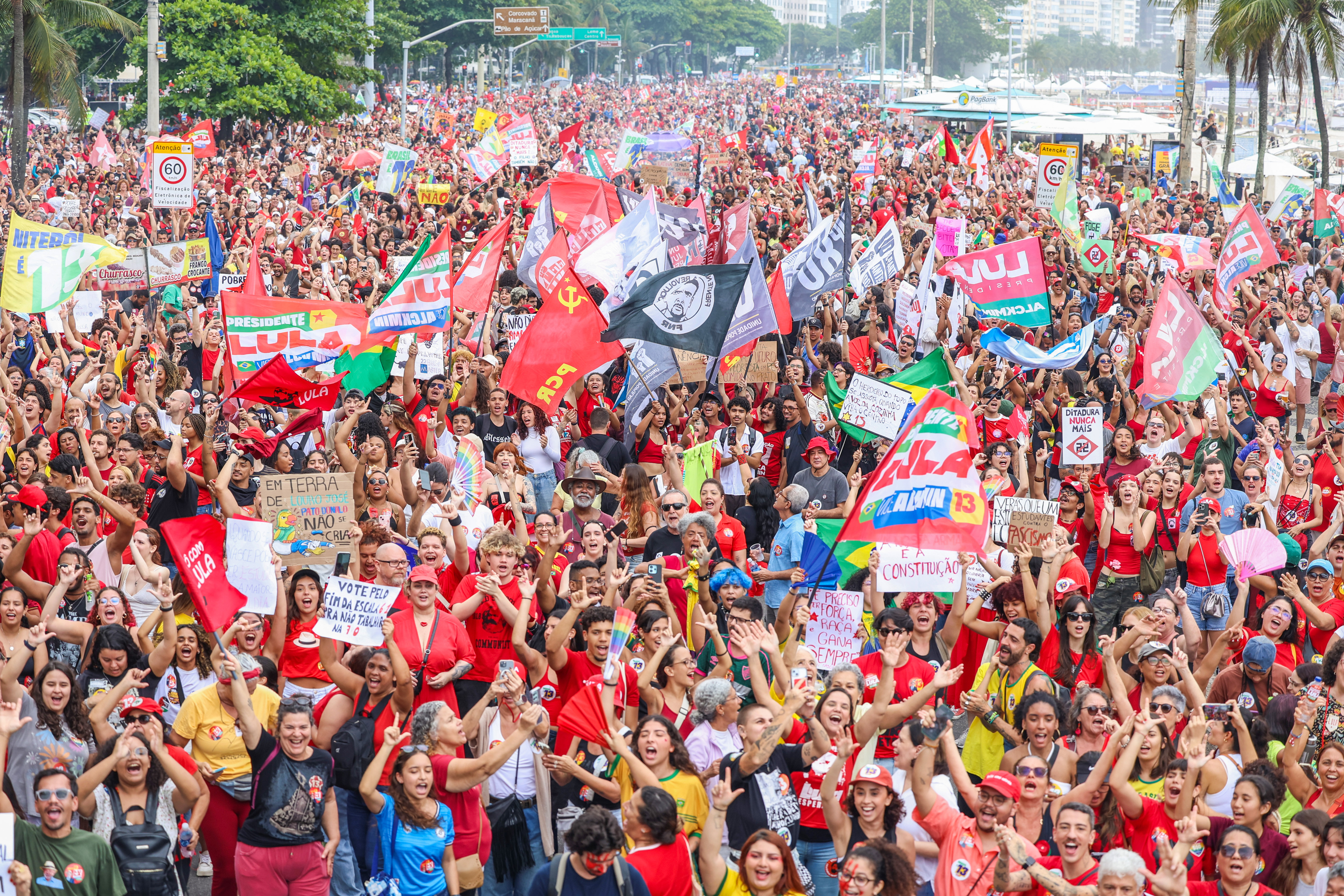 Apoiadores de Lula ocupam as pistas da orla de Copacabana em ato no feriado de 12 de outubro