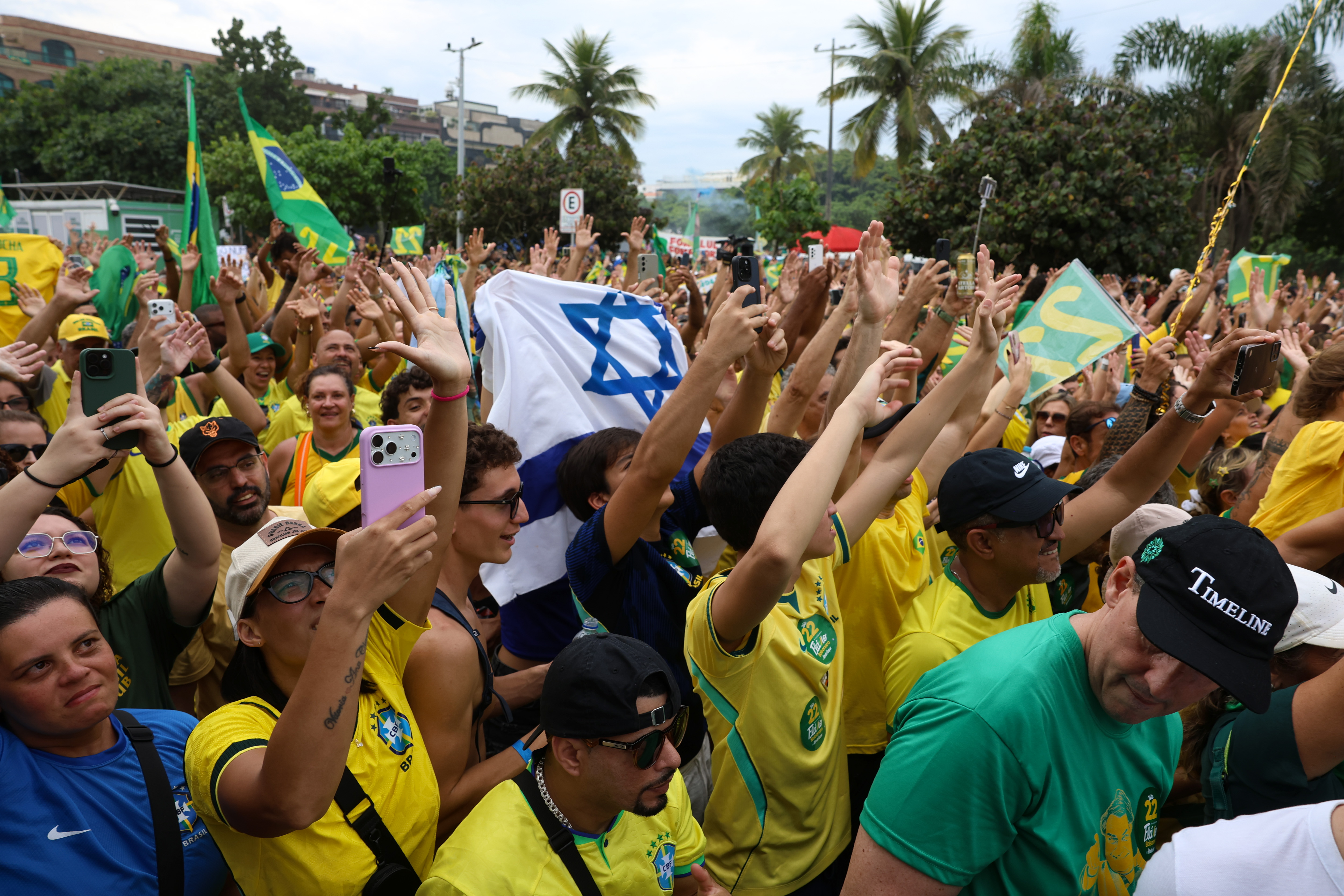 Apoiadores de Flávio Bolsonaro com bandeiras do Brasil durante caminhada na Barra da Tijuca, no Rio
