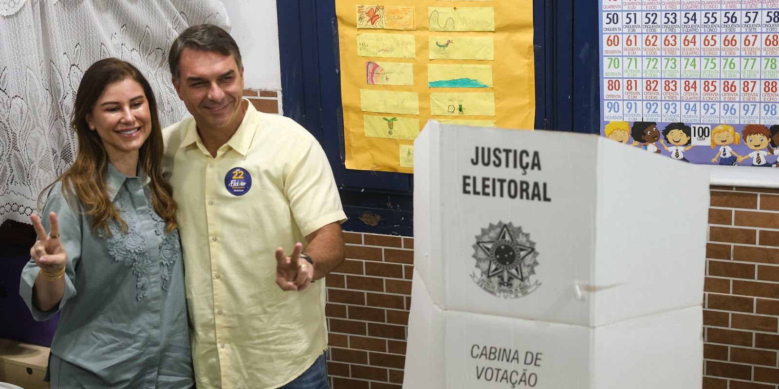 Flávio Bolsonaro durante votação no segundo turno, no Rio de Janeiro
