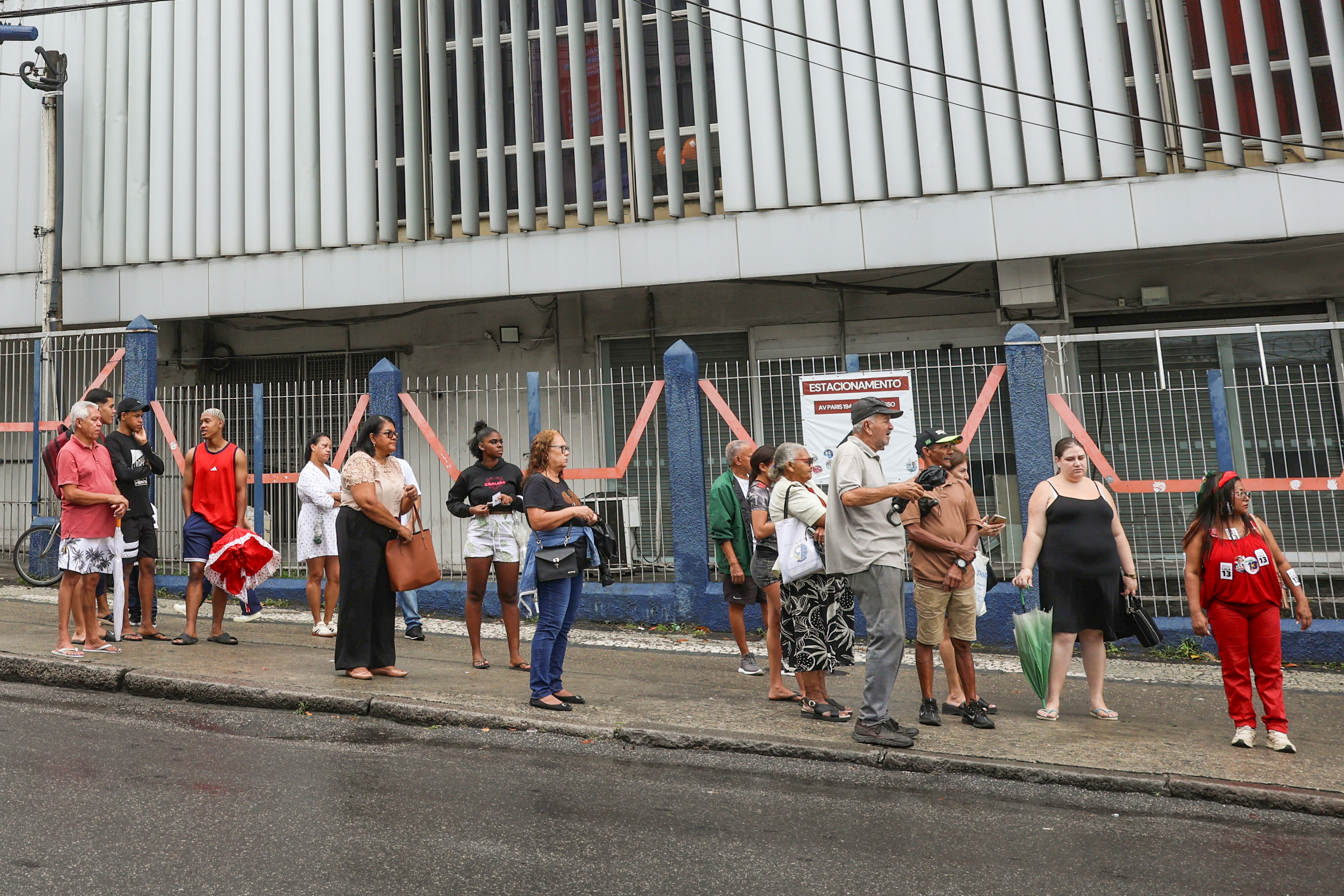 Eleitores aguardam ônibus em frente a local de votação na Zona Norte do Rio