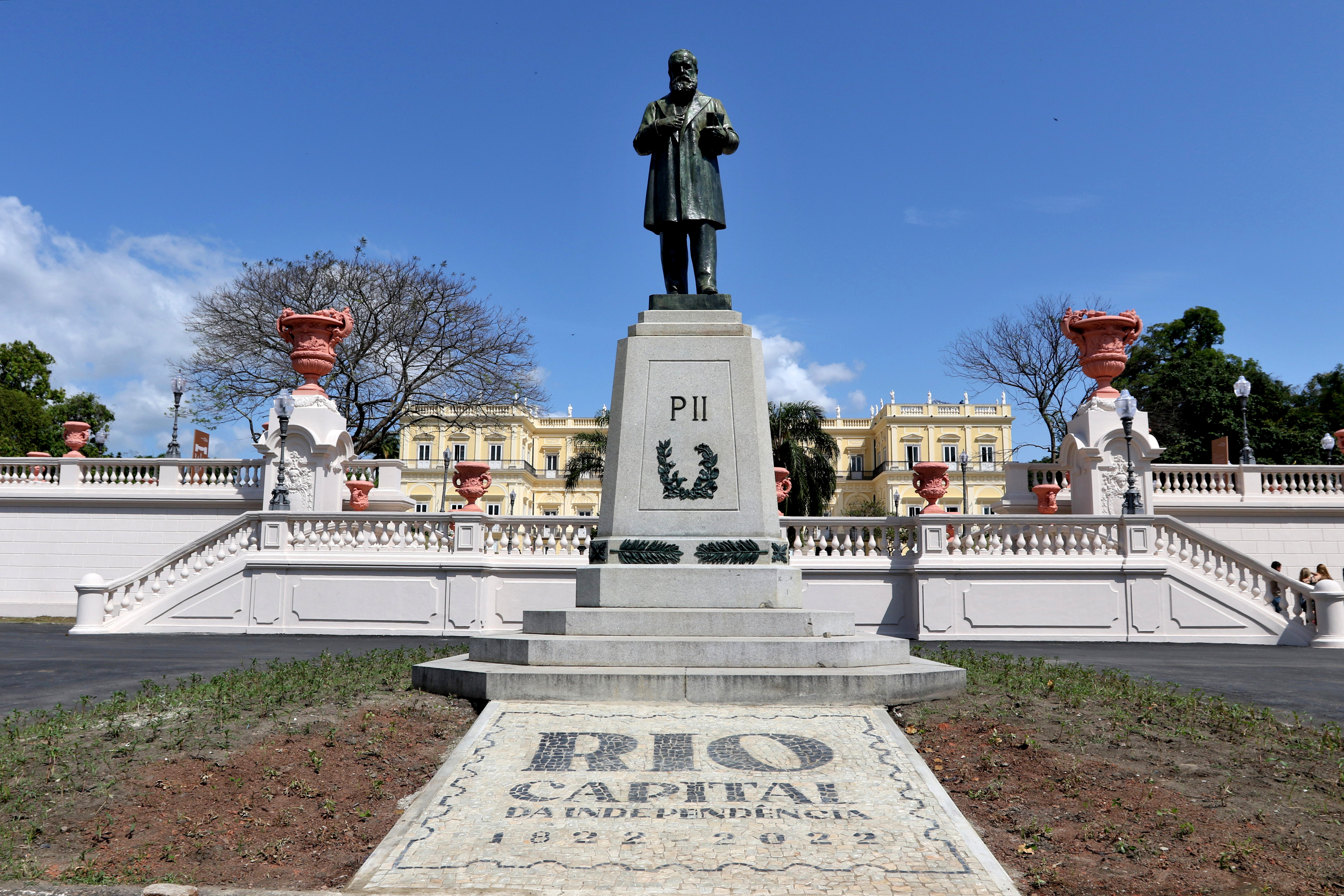 Mosaico de pedras portuguesas aos pés da estátua de D. Pedro II na Quinta da Boa Vista