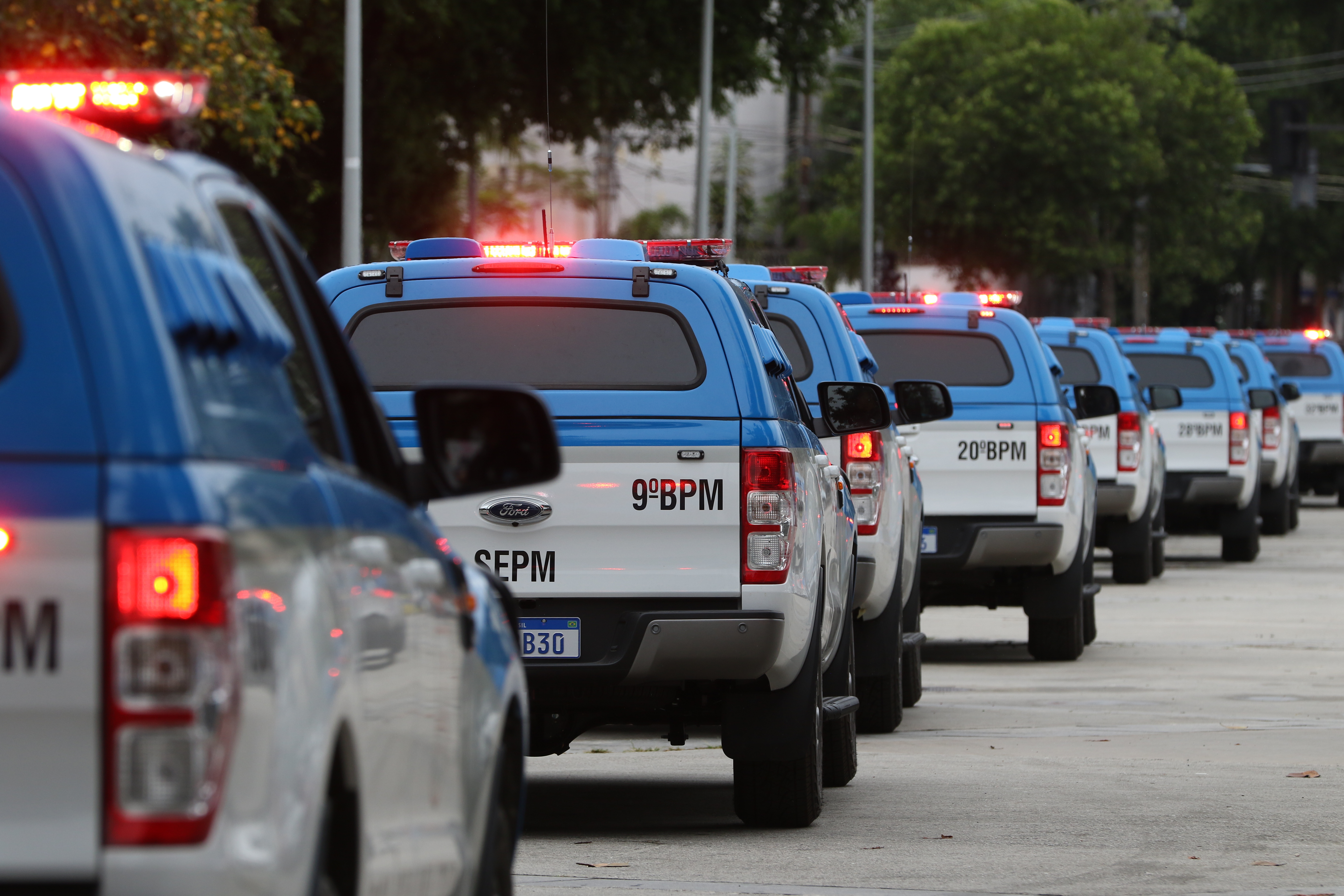 Viaturas da Polícia Militar do Rio de Janeiro enfileiradas