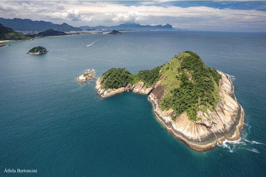 Costa rochosa e mar na área da Reserva de Desenvolvimento Sustentável Marinha Urupirá, entre Barra de Guaratiba e Recreio